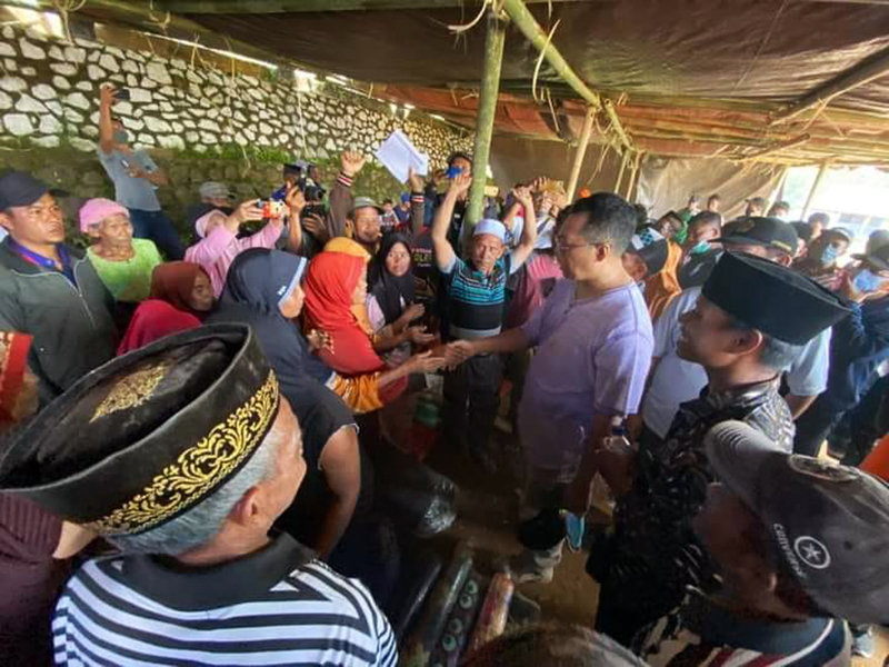 Gubernur bersama Warga Baturotok