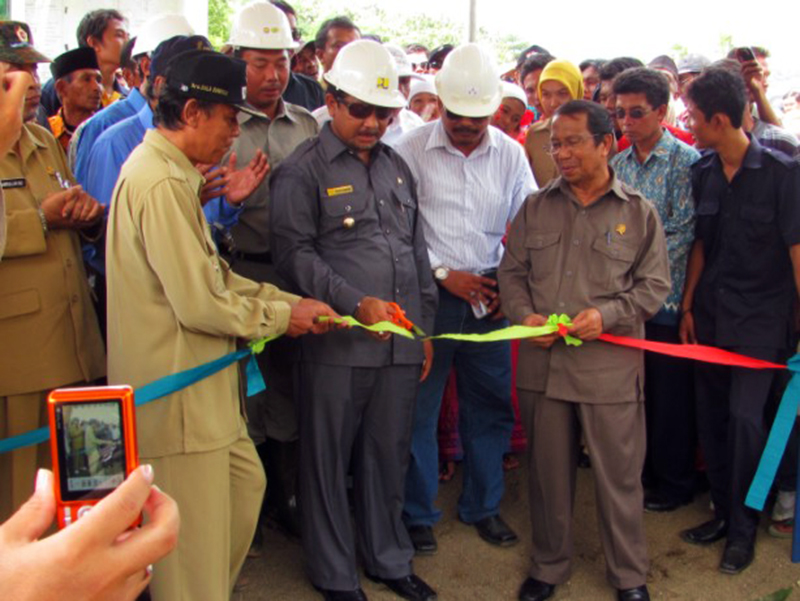 Jalan Berliku Proyek Bendungan Bintang Bano di Sumbawa Barat - Gunting Pita Tanda Dimulainya Proyek Bendungan Bintang Bano Pada Tahun 2010