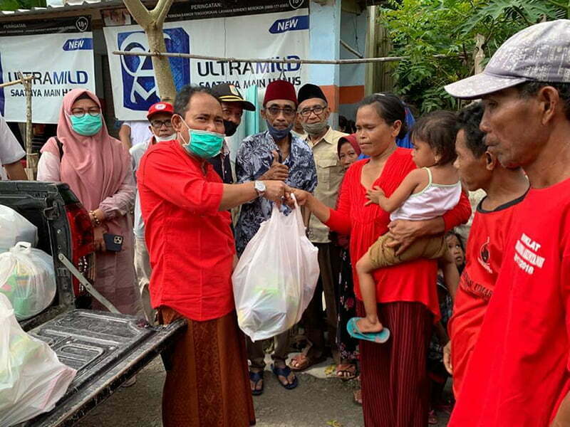 APBD Rp 1 Triliun Lebih, Tapi Kemiskinan di KSB Tetap Bertahan 2 Digit - Bupati Musyafirin Bagi-bagi Bantuan Pada Bulan Ramadan di Desa Labuhan Lalar Taliwang Sumbawa Barat